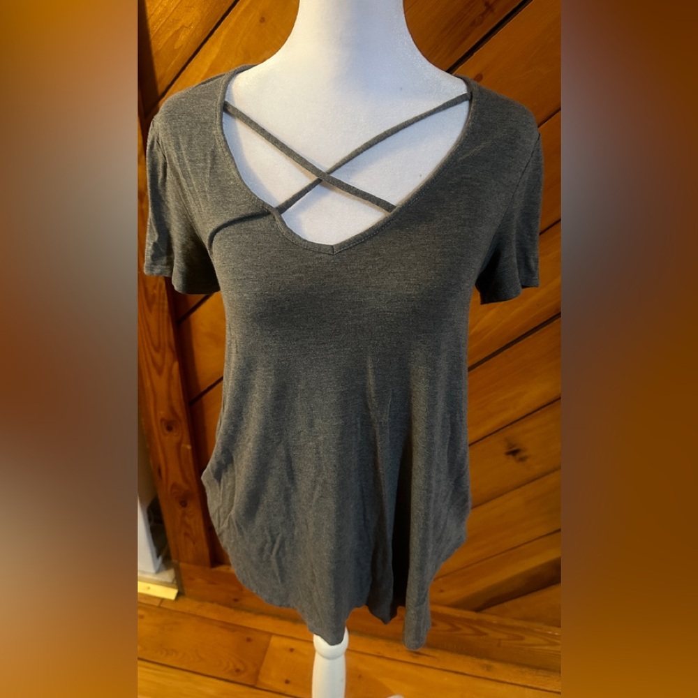 Gray t-shirt with cross cross design